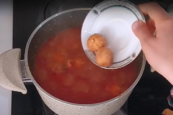 اضافه کردن لیمو عمانی در طرز تهیه خورشت مرغ و لپه