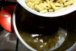 اضافه کردن ریواس برای تهیه خورش ریواس با لپه
