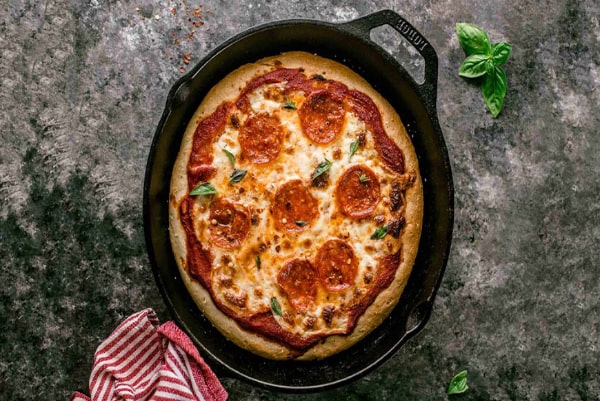 طرز تهیه پیتزا ساده با سوسیس در قابلمه