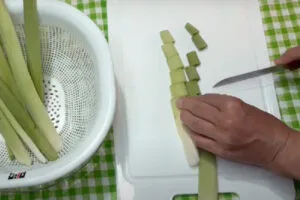 خرد کردن ریواس برای تهیه خورش ریواس با لپه