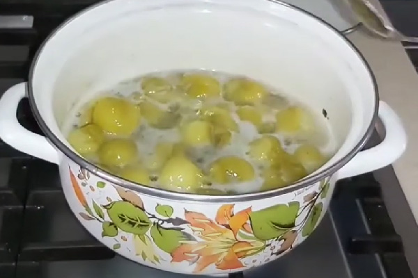 پخت گوجه سبز برای تهیه خورشت گوجه سبز با تخم مرغ