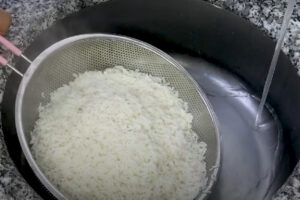 آبکش کردن برنج برای چلو گوشت