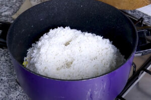 دم کردن برنج برای چلو خورشت با گوشت خورشتی