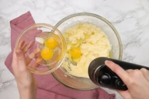 اضافه کردن تخم‌مرف به مخلوط کیک ساده با شیر