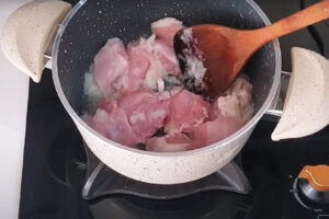تفت دادن مرغ برای تهیه خورشت مرغ