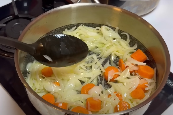 تفت دادن پیاز و هویج برای تهیه چلو گوشت بدون رب