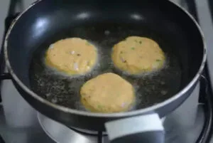 سرخ کردن کوکو سیب زمینی با آرد نخودچی