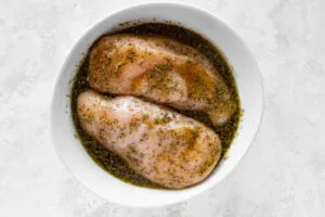 مرینیت کردن مرغ گریل سالاد سزار
