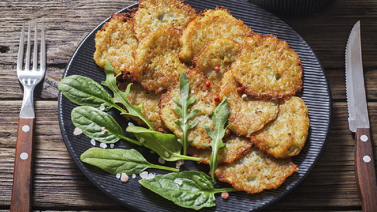 طرز تهیه کوکو سیب زمینی با آرد نخودچی در سه سوت