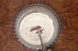 مخلوط کردن مواد خشک برای تهیه کیک ساده بدون فر
