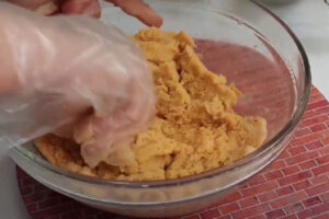 مخلوط کردن مواد برای تهیه کوکو سیب زمینی بدون تخم مرغ