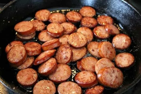 آماده کردن سوسیس در طرز تهیه پیتزا ساده با سوسیس