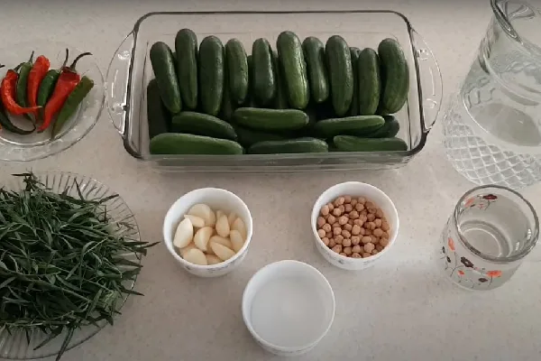 آماده کردن مواد لازم برای تهیه خیارشور فوری