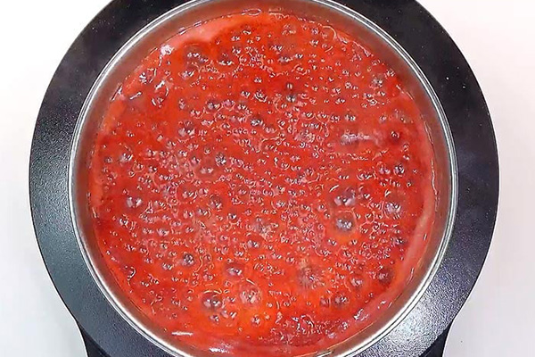 پخت و تهیه مربای توت فرنگی خرد شده