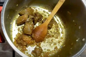 پخت گوشت برای خورش ریواس