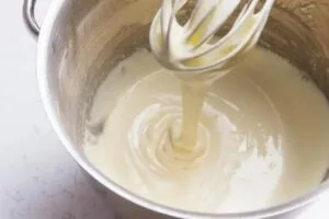 هم زدن تخم مرغ در طرز تهیه شیرینی پنجره ای با ماست