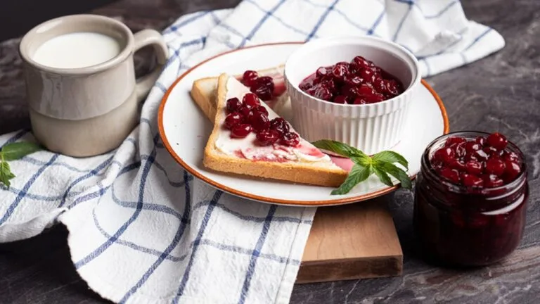طرز تهیه مربای آلبالو فوری