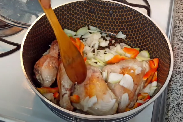 اضافه کردن مواد به مرغ برای تهیه مرغ زعفرانی