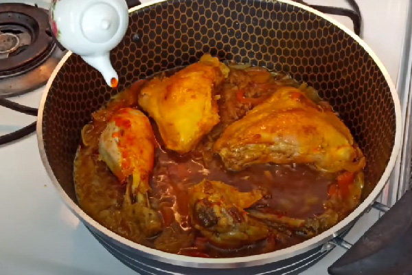 اضافه کردن زعفران و پخت نهایی مرغ زعفرانی آبدار