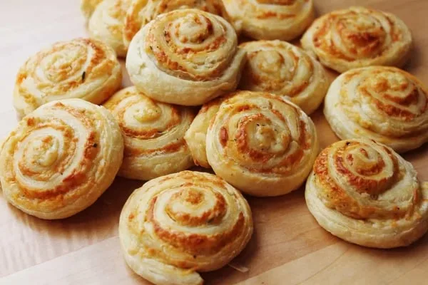 پخت شیرینی حلزونی کرمدار