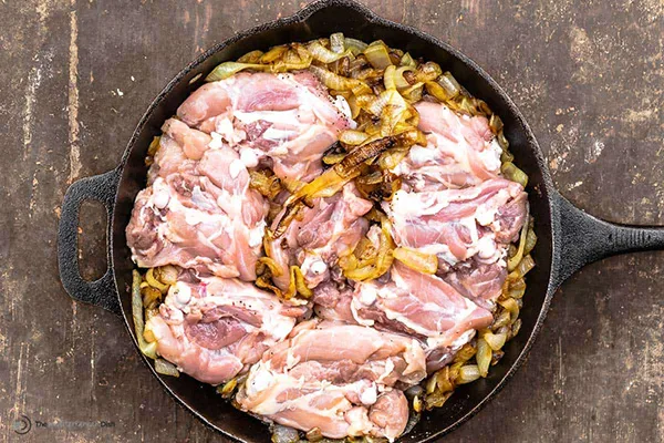 تفت پیاز و مرغ برای تهیه مرغ ترش ساده