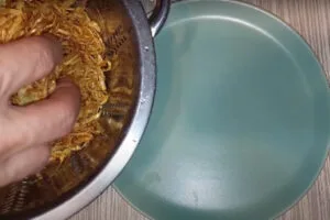 آماده کردن پیاز داغ برای آش رشته