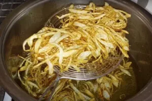از صافی رد کردن پیاز داغ برای آش