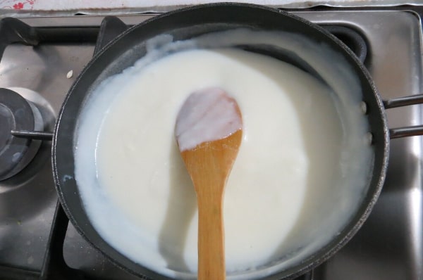 مخلوط کردن کره گلاب شیر و نشاسته برای فیلینگ شیرینی حلزونی