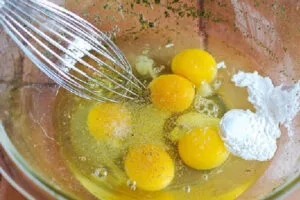 مخلوط تخم مرغ و آرد برای تهیه کوکو سبزی