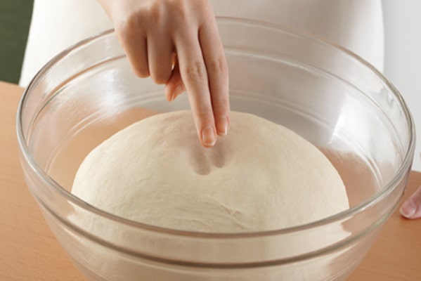 مراحل آماده کردن خمیر در طرز تهیه شیرینی حلزونی مغزدار