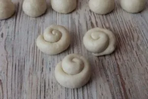 رومال کردن رول‌های شیرینی حلزونی کرمدار با شیر