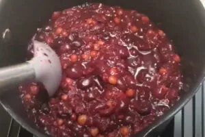 پخت آلبالو و نمک و له کردن آن برای تهیه لواشک آلبالو با هسته