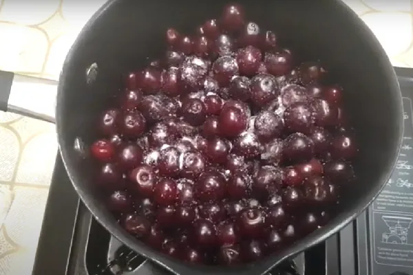 مخلوط نمک و آلبالو برای تهیه لواشک آلبالو