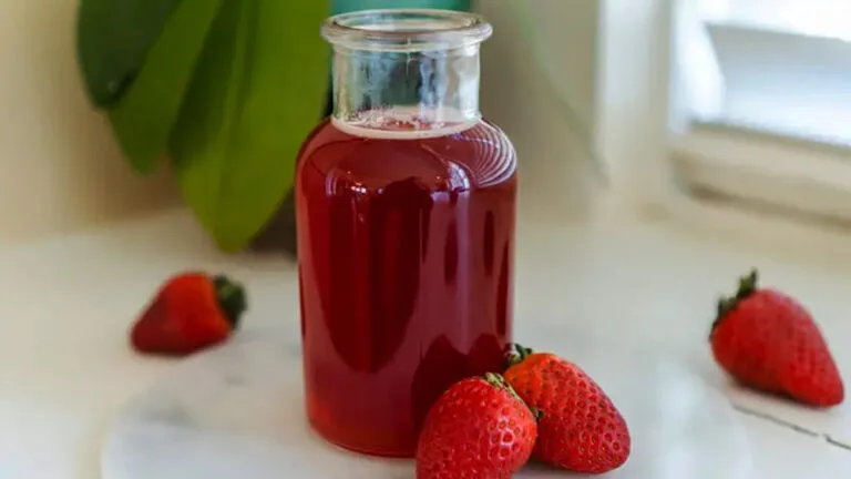 طرز تهیه شربت توت فرنگی با مربا