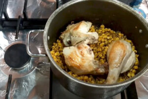 اضافه کردن مرغ به آبگوشت