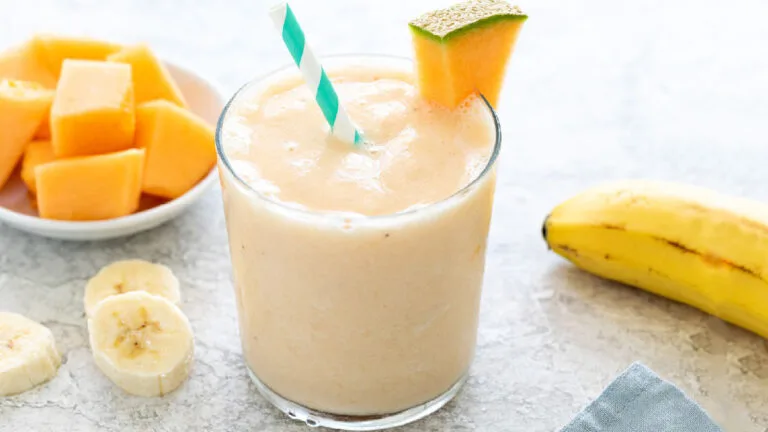 طرز تهیه شیک موز و طالبی خنک و تابستانی