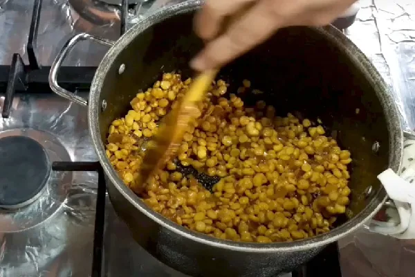 تفت دادن پیاز و لپه برای تهیه آبگوشت مرغ