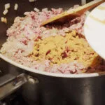 تفت دادن گوشت چرخ کرده