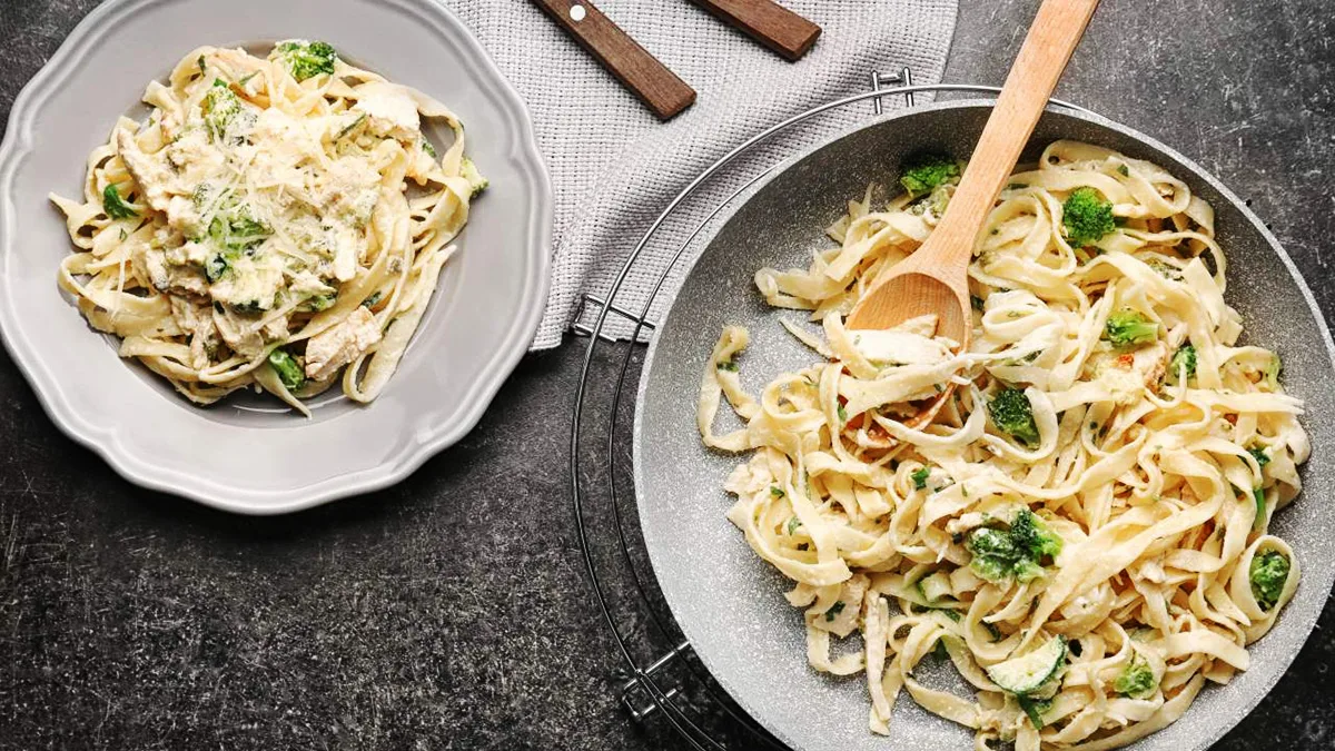طرز تهیه پاستا ساده با خامه با و بدون مرغ