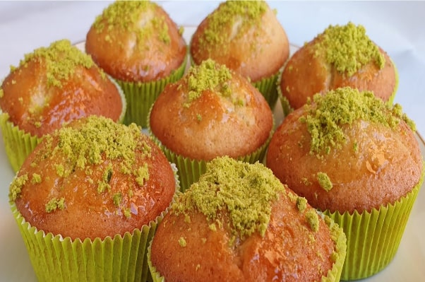 تزئین کیک یزدی با پودر پسته و سرو آن با شربت خنک