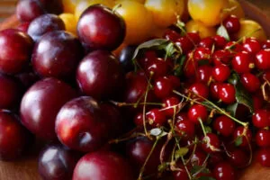 آماده کردن میوه های ترش برای لواشک