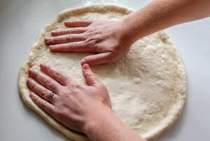 پهن کردن خمیر پیتزا