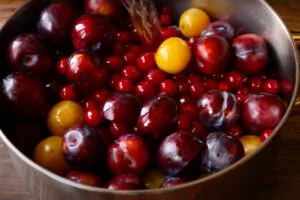 پخت میوه های ترش برای تهیه لواشک ترش