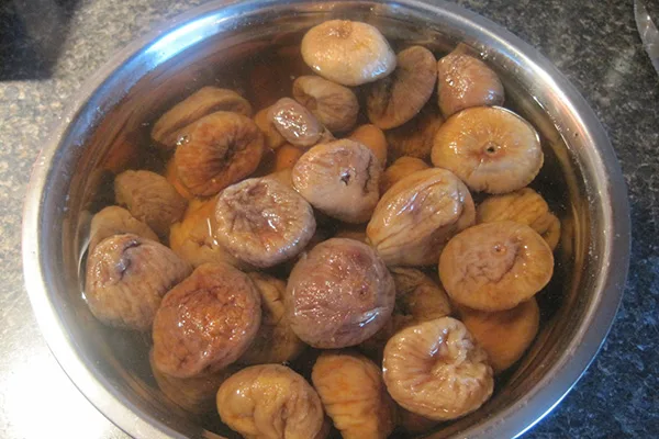 خیساندن انجیر خشک برای تهیه مربای انجیر خشک
