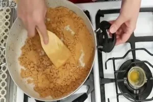 نسکافه ای شدن مواد حلوا هنگام تفت دادن در طرز تهیه حلوا عربی
