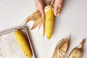 گرفتن پوست ذرت برای تهیه بلال