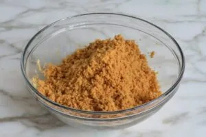 خرد کردن بیسکویت برای تهیه کراست چیز کیک نیویورکی