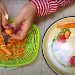 خرد کردن هویج برای تهیه ترشی لوبیا سبز