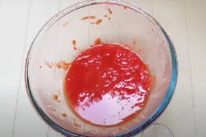 پوره گوجه فرنگی برای تهیه ترشی لوبیا سبز