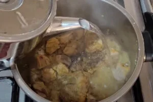پخت گوشت قورمه سبزی با سبزی خشک